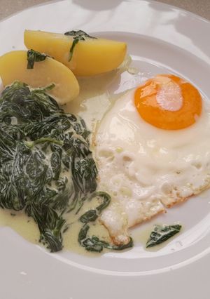 Шпинат у вершковому соусі з картоплею та яйцем