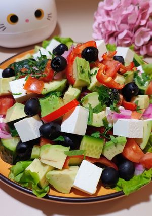 Яскравий салат з авокадо, фетою та овочами для святкової вечері ️