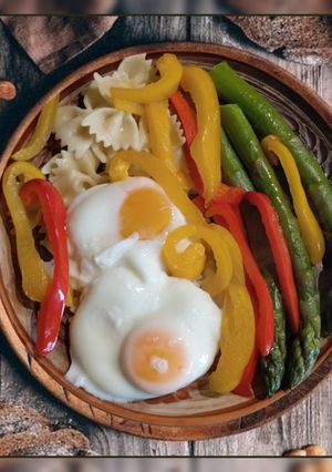 Яєчня зі спаржею і солодким перцем на сніданок