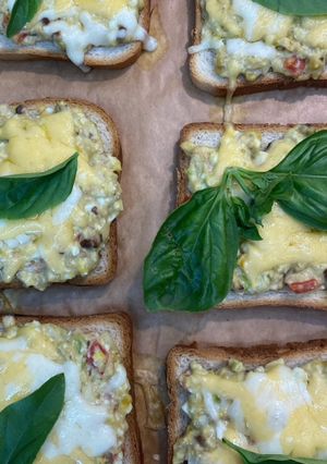 Гарячі канапки з тунцем