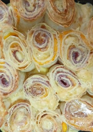 Гаряча закуска з лаваша, сиру та ковбаси