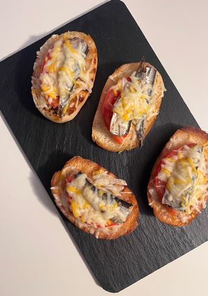 Гарячі канапки зі шпротами