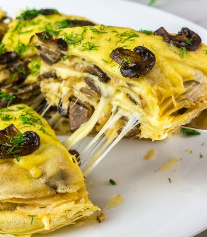 Закусочный блинный торт с грибами и сыром
