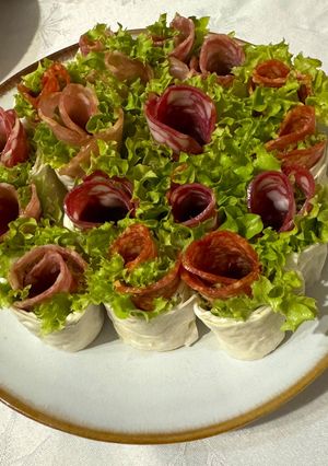 Закуска з лаваша, листя салату та салямі/балика