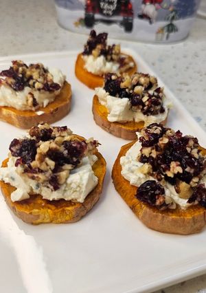 Закуска з бататом та горіхами з журавлиною