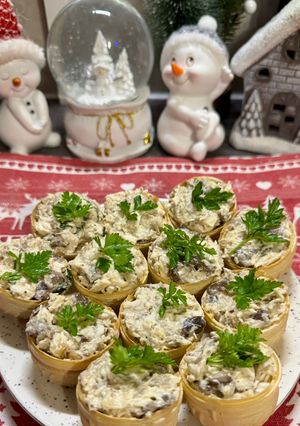 Закуска з куркою та грибами у вафельних тарталетках