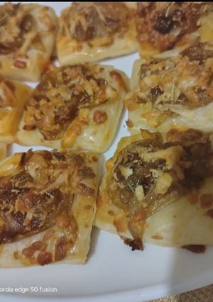 Закуска з листкового тіста з цибулевим чатні