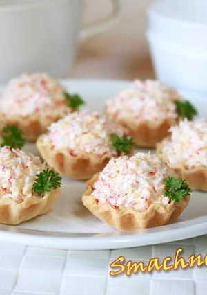 Закуска з крабових паличок, яєць і сиру