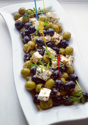 Закуска з оливок та бринзи до вина