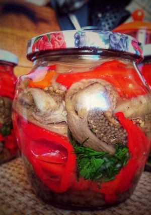 Закуска з маринованих солодких перців та баклажанів