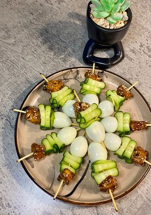 Закуска з перепелиними яйцями та курочкою в соусі теріякі