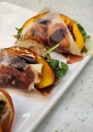 Закуска з нектарином і хамоном