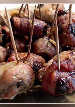 Закуска з чорносливу, арахісу та бекону запечена в духовці