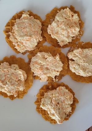 Закуска з моркви, плавленого сирка, мівіни