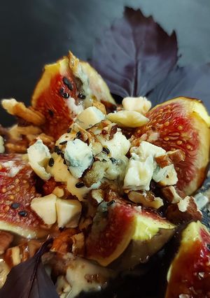 Закуска з сиром Дорблю та інжиром