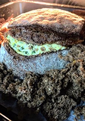 Закуска із сиру і кукурудзи, запечена в хлібі