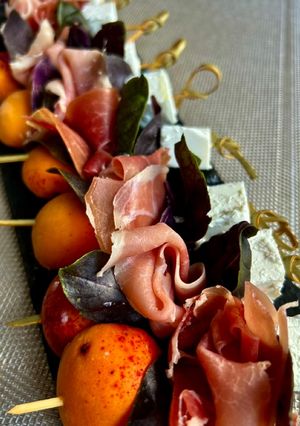 Закуска на шпажках