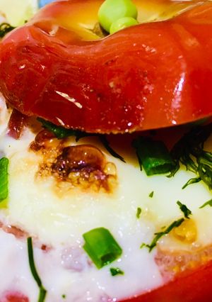 Закуска из яиц в помидорах