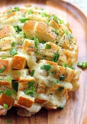 Закуска из хлеба с сыром и зеленью