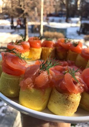 Закусочні млинці з червоною рибкою