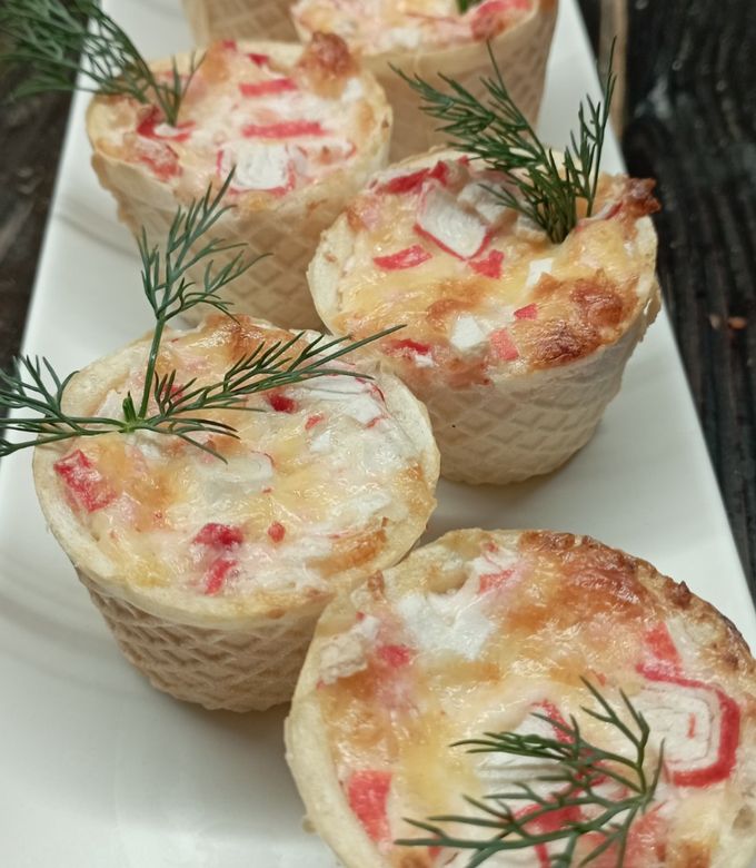 Запечені тарталетки з крабовими паличками