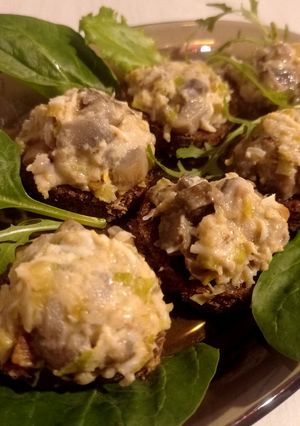 Канапка Святкові канапки з копченою скумбрією, шампіньйонами і яйцями