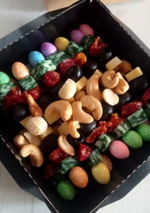 Канапе з сиром, маслинами і в'яленим кизилом