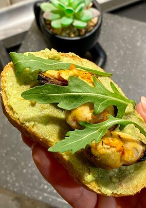 Канапки з авокадо-масляною намазкою із пряними мідіями