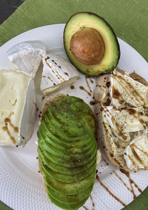 Канапки з авокадо та сиром камамбер