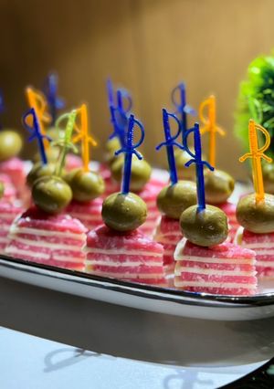 Канапе з салямі, сиром та оливкою