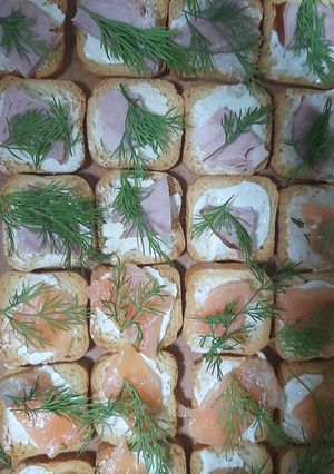 Канапе з сьомгою та шинкою