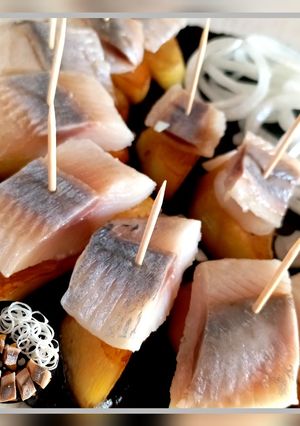 Канапки з оселедця і запеченої картоплі з соєвим соусом та соусом Унагі