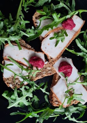 Канапки з салом та хроном