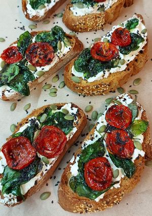 Канапки з томатами та базиліком