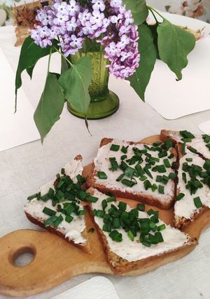 Канапки з салом і цибулькою