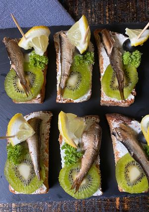 Канапки зі шпротами