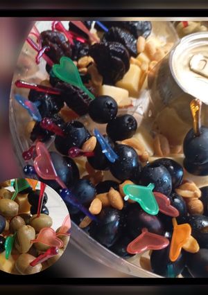 Канапки з оливками, маслинами, чорносливом і сиром