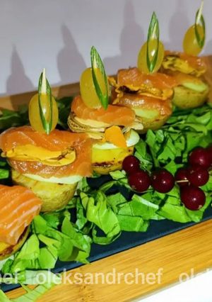 Канапки з форелі та мідій на смаженій картоплі /Canapes from trout and mussels