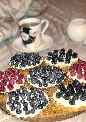 Пісочні тарталетки з сирним кремом і ягодами