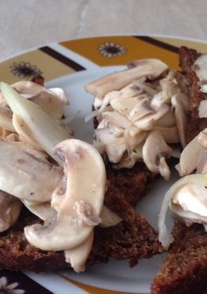 Канапки з маринованими шампіньйонами