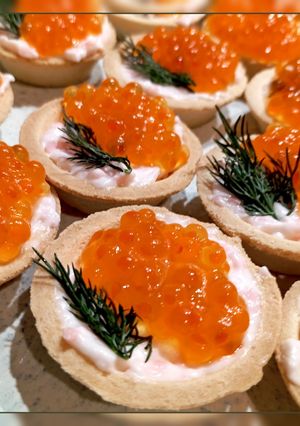 Пісочні тарталетки з червоною ікрою та пастою з кальмарів та креветок
