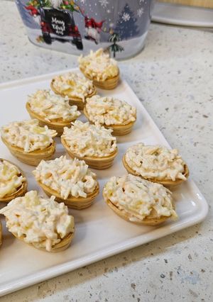 Тарталетки з ананасом, плавленим сиром і часником