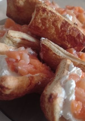 Тарталетки з листкового тіста з крем-сиром та сьомгою с/с