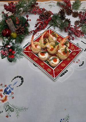 Тарталетки з мусом із авокадо та креветками