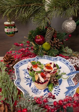 Тарталетки з буряковим пюре, морепродуктами та ікрою