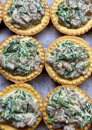 Тарталетки з грибами та шпинатом