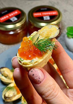 Тарталетки з мідіями та ікрою