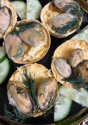 Тарталетки з морепродуктами та сирною намазкою