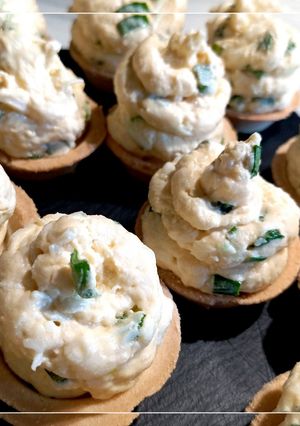 Тарталетки з вареним яйцем, плавленим сиром і зеленою цибулею
