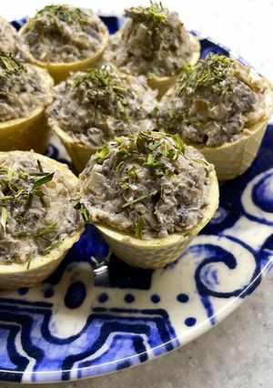 Тарталетки з горішками та грибами